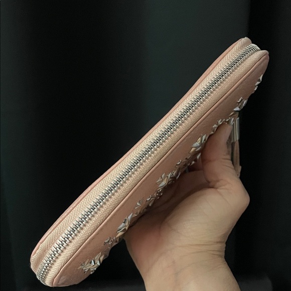 Jimmy Choo FILIPA Pearlized Pinkish Gold with silver Star Stud Zip Wallet - Picture 10 of 17